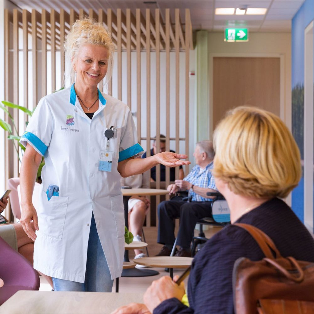 MR 0736 patient uit wachtkamer - staand