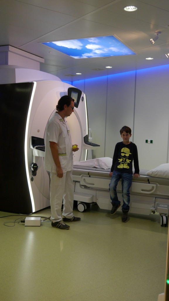 Je mag zelf op het bed van de MRI-scan klimmen